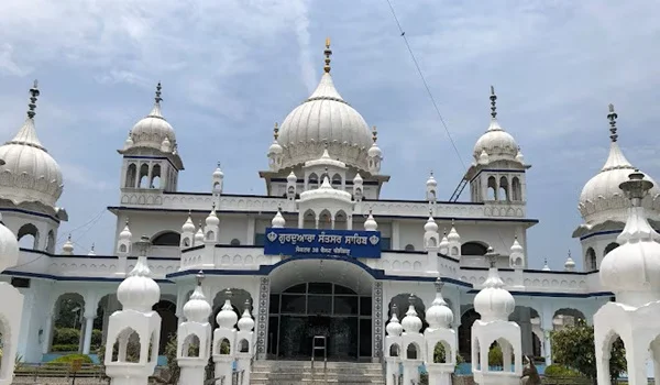 Quick Information Detail Information City Chandigarh Famous Gurdwara Gurudwara Shri Guru Teg Bahadur Sahib Important Locations Sectors 8, 11, 19, 20, 22, 28, 34, 37, 40, 44, 46 Entry Fee Free Langar Available at major gurdwaras Main Activities Gurbani, Kirtan, Ardas, Langar & Seva Dress Code Modest clothing; head covering required Best Time Early morning or evening Major Religious Occasions Gurpurabs, Baisakhi and Sikh historical commemorations Why Visit Gurudwaras in Chandigarh? The gurdwaras of Chandigarh are more than places of worship. They are community centres where spirituality, equality and seva come together. Whether you are a Sikh devotee, a traveller interested in Sikh history or simply looking for a peaceful place for prayer, Chandigarh's gurdwaras offer a welcoming environment. Among them, Gurudwara Shri Guru Teg Bahadur Sahib in Sector 34 stands out as one of the city's major Sikh religious centres, while gurdwaras such as Patshahi Dasvin, Kalgidhar Kheri and the various Guru Singh Sabha gurdwaras serve important local communities across Chandigarh.